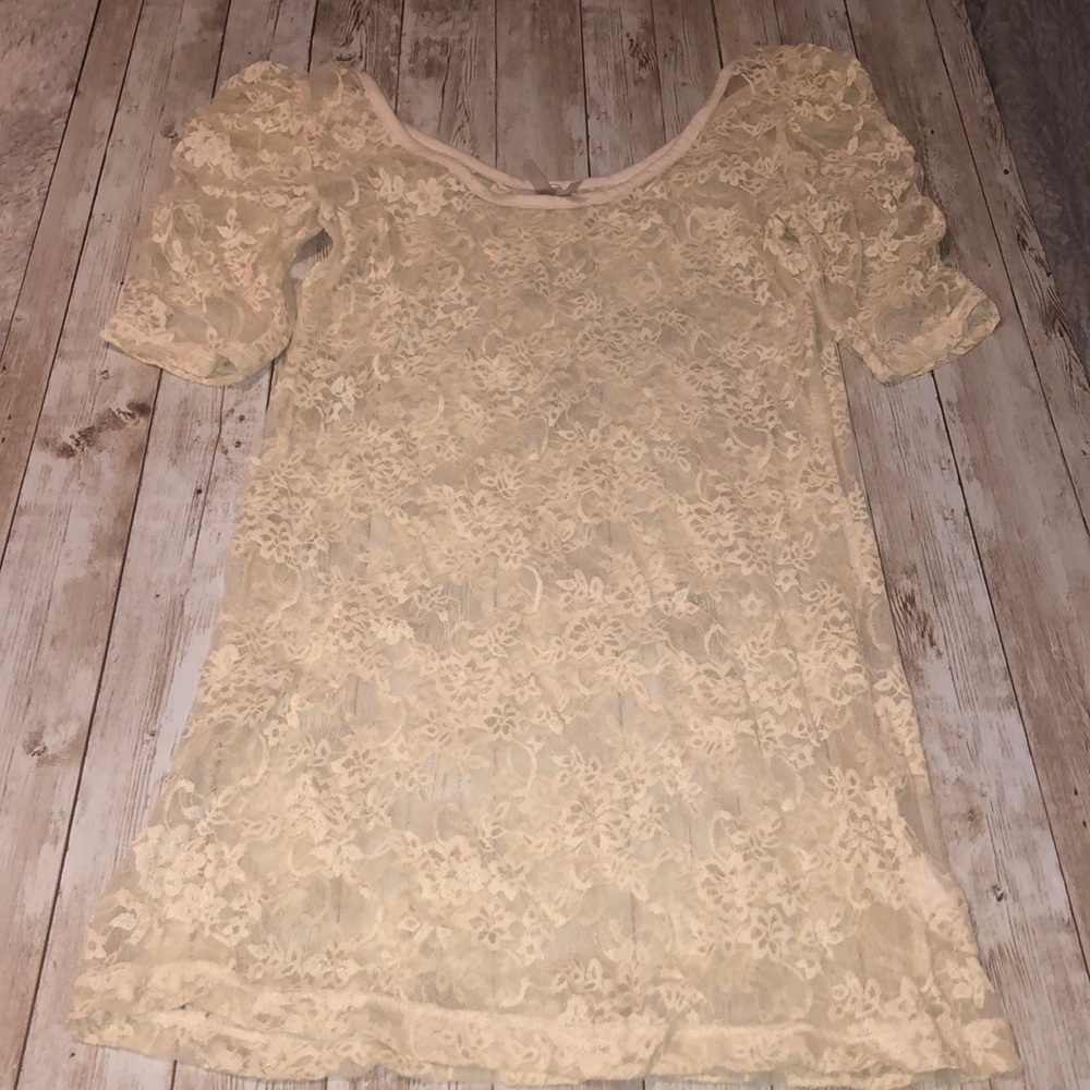 3/15$ Lacy cream T-shirt scoopneck